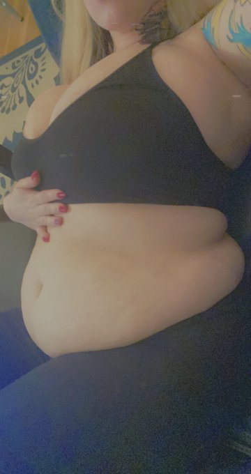 Just here to show off my sexy fluffy curves 🖤 https://t.co/ZgrsnDK4ve<a href="/tag/mvsales"class="tags"><span>#mvsales</span></a>