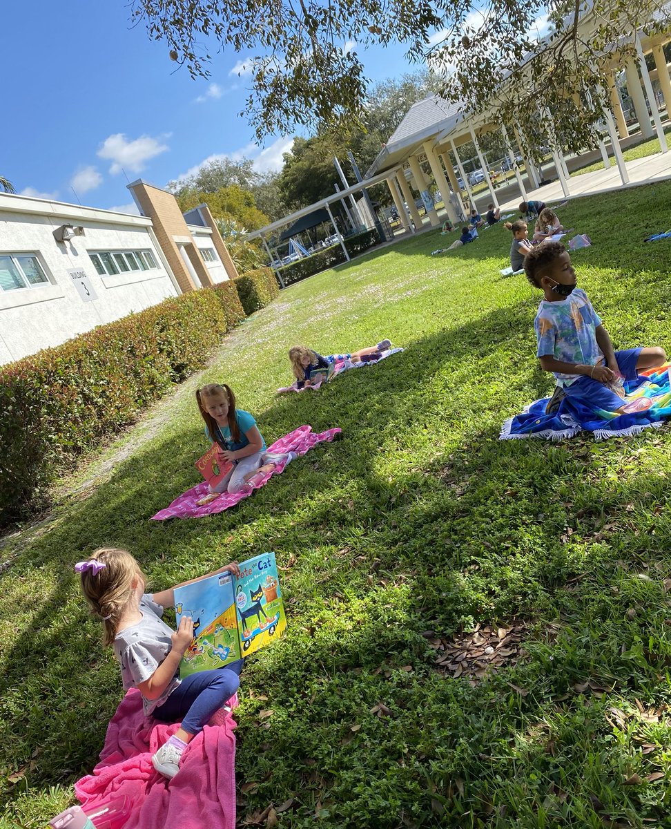 jarretma's tweet photo. What a beautiful day for a reading picnic!@SeaGateES@CCPSliteracy https://t.co/hltVu04ige