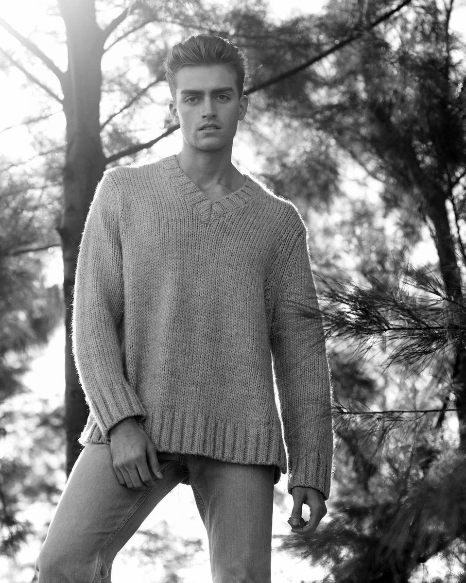 MrPeaksNValleys's tweet photo. Sweater weather....or not?   Hottie @Kyle_Lindey https://t.co/z0u215AxTz
