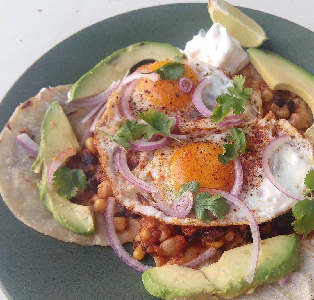 おうち 食べ物の投稿が多いいので私も 個人的にチュルブルと言うトルコの卵料理が面白かった ソースがヨーグルト ニンニク 唐辛子バターなんだよね おうちごはん チュルブル ファラフェル ウエボスランチェロス ステーキサラダ