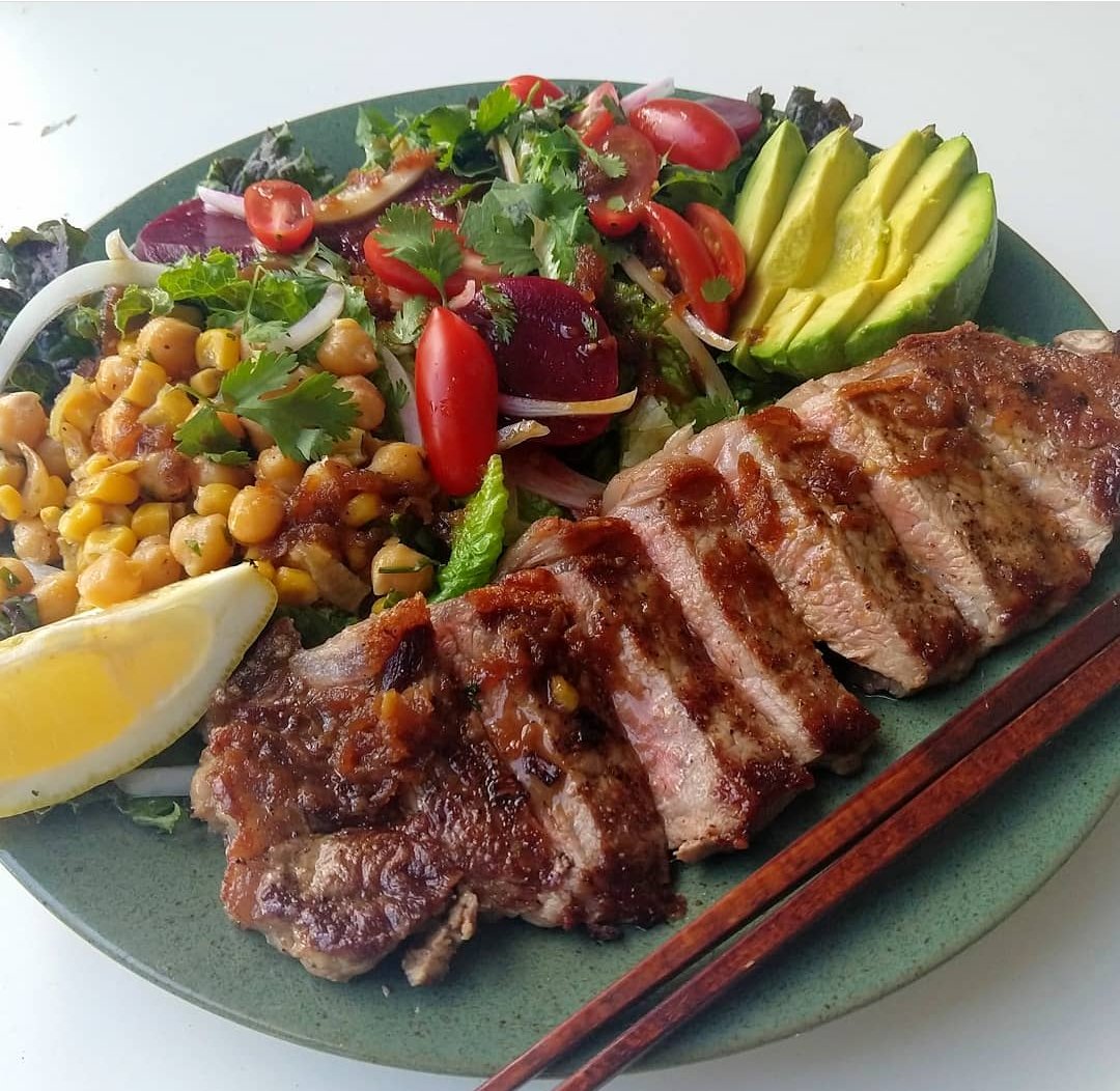 おうち 食べ物の投稿が多いいので私も 個人的にチュルブルと言うトルコの卵料理が面白かった ソースがヨーグルト ニンニク 唐辛子バターなんだよね おうちごはん チュルブル ファラフェル ウエボスランチェロス ステーキサラダ