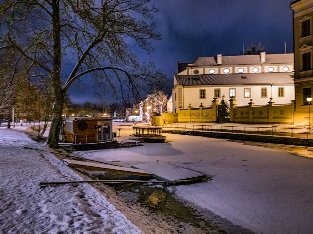 PavelKubes_'s tweet photo. HLADINA POD SNĚHEM
Led na Slepém rameni vydržel a zasypal ho sníh.
#snow #ice #SlepeRameno #Malse #Dominikansky #Klaster #gotika #gothic #kostel #church  #CeskeBudejovice #oldtown #historical #centrum #nightSky
[○°] #PavelKubes #kupafoto #kupastudio #S8Plus #January2021 https://t.co/8mbdx6TCJy