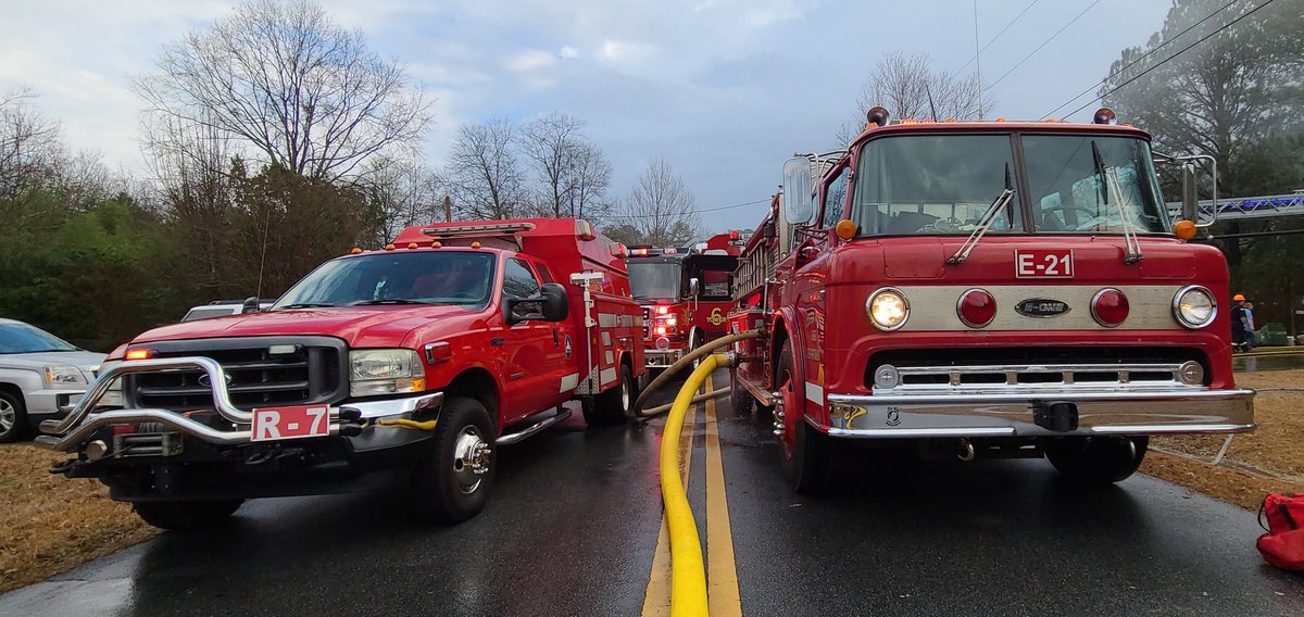 ffshifflett's tweet photo. R-7 & E-21 on Williams Drive in Houston County, Ga #fire #gafire #engine21 #rescue7 https://t.co/MwrSnakiPA