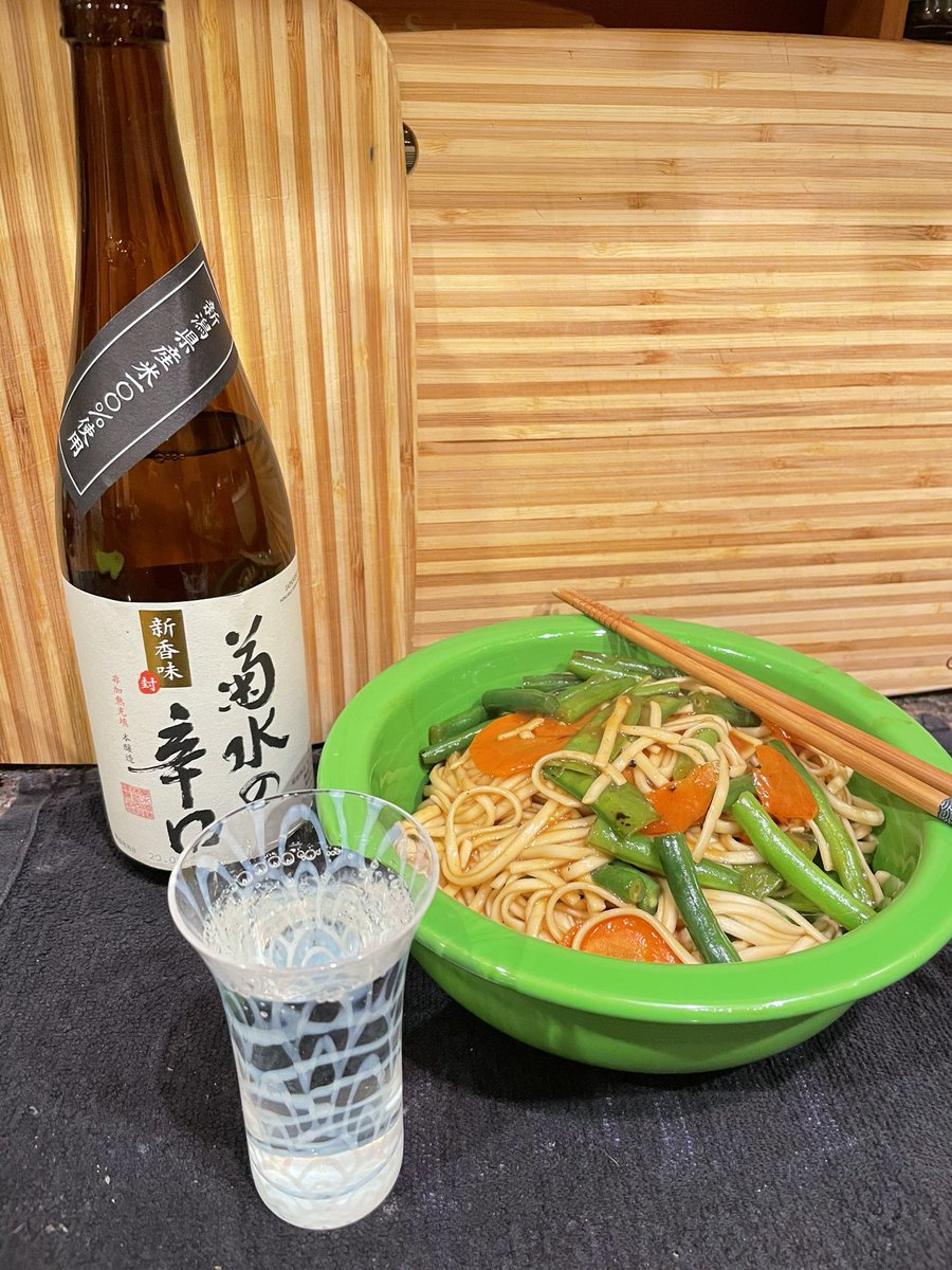 Zarf__'s tweet photo. Yakiudon (from @DinnerlyUS) paired with @KIKUSUI_PR Karakuchi sake from @TippsySake)... delicious!
かんぱい!🍶
#tippsyTuesday #tippsysake https://t.co/EdAEn4wGIT