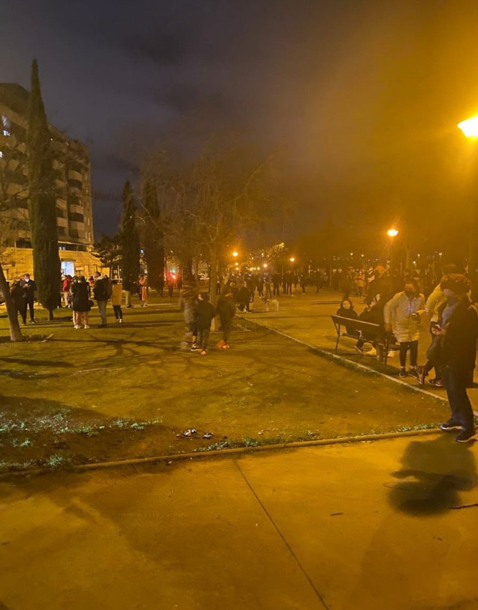 Ksh_Kitty's tweet photo. En Madrid estamos con toque de queda a las 22:00 para frenar contagios y en Granada os dedicáis a hacer botellón en los parques, sinvergüenzas. https://t.co/BrSwS8hZ69
