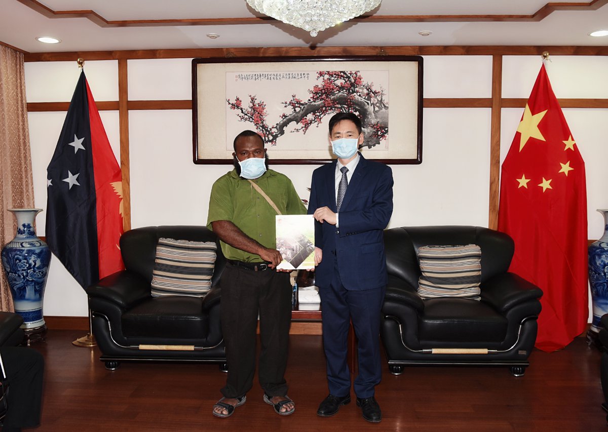On 26 January 2021, H.E. Ambassador Xue Bing met with Western Province Governor Hon. Taboi Awi Yoto of PNG at the Chinese Embassy. The two sides exchanged views on strengthening cooperation in energy, mining, agriculture, forestry, fishery, trade and other fields.