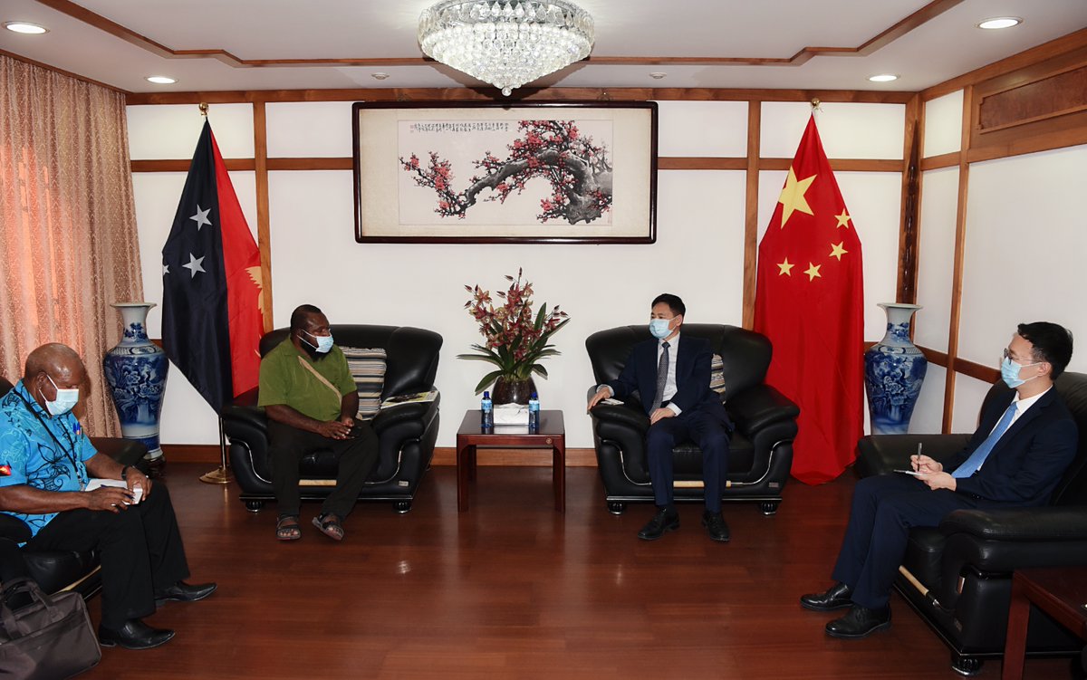 Governor Yoto presented Ambassador Xue with the “Western Province Development Plan 2018-2022” and expressed his hope that the Chinese government could provide aids to Western Province to help it achieve the target tasks in the plan in order to promote