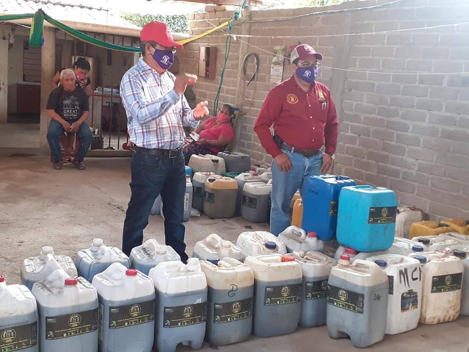 RobertonyPerey1's tweet photo. @MontejoFederico, hombre de campo, apoyando a productores con nuevas técnicas para cultivos, gestor incasable, esta en el ruedo para las próximas contiendas a la Presidencia Municipal, agradable al electorado #Villaflorense, campesinos reconocen sus gestoría. https://t.co/y7gn1U9rOb