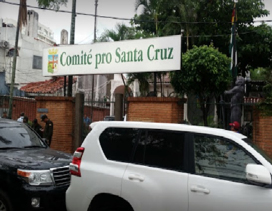 StandSanta's tweet image. Se vienen las elecciones en el Comité Pro Santa Cruz, conoce los requisitos para poder votar

Entre otros:

-Ser nacido en Scz (o haber cruzado el río Piraí). 

-Que diga churrasco en vez de ‘asado’ y que le guste el arroz con queso

Nota 👉 bit.ly/36fswXA