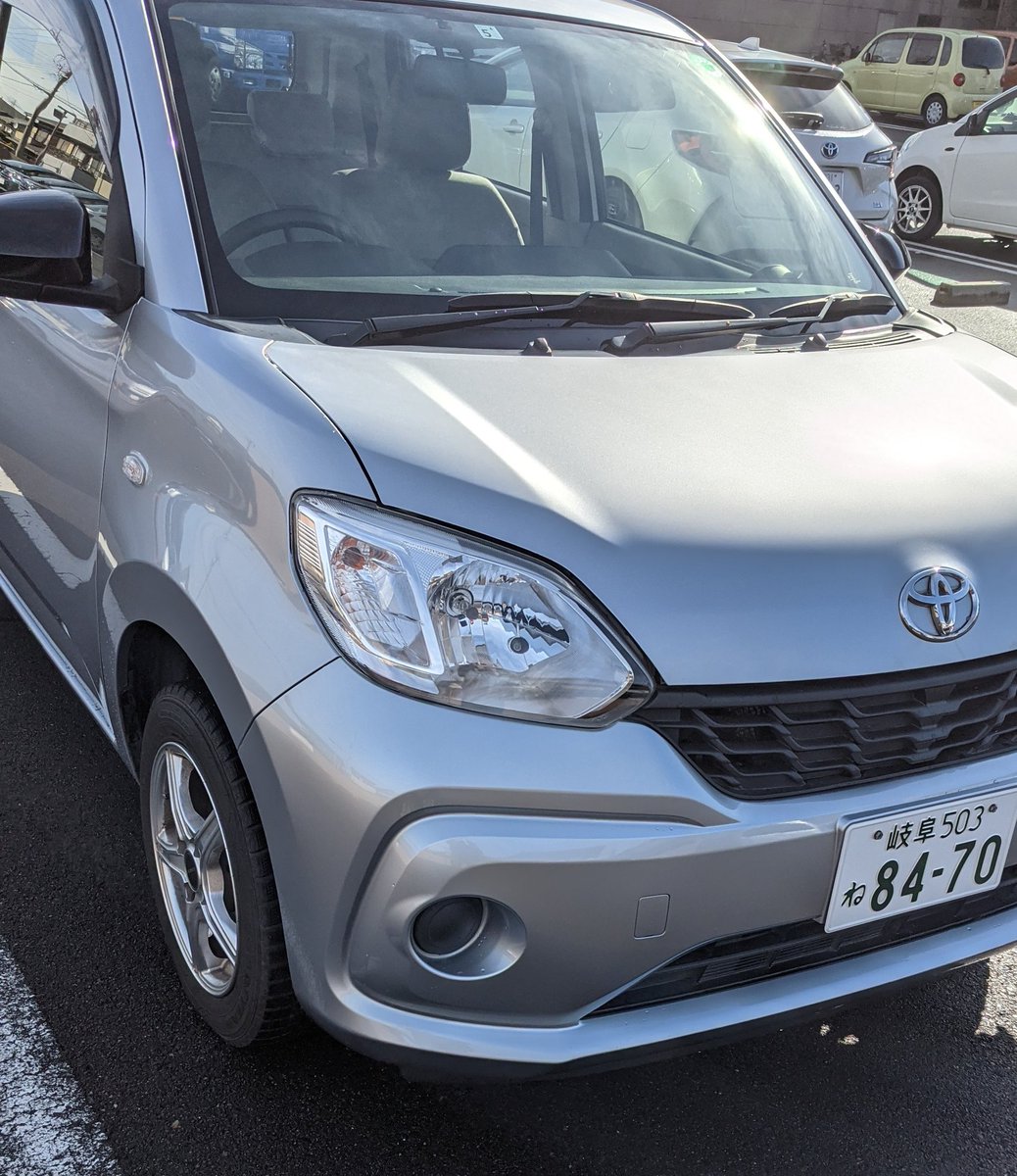 Ed56大賀s 代車はパッソかぁ ウチのは前のタイプの青パッソだから安心 シフトレバーは前のコラムシフトが好みだけど 前のより加速がスムーズかも 自分のだと低速でギア変わるときガコッていわないw ハンドルも自分のより気持ちよく回る感じ