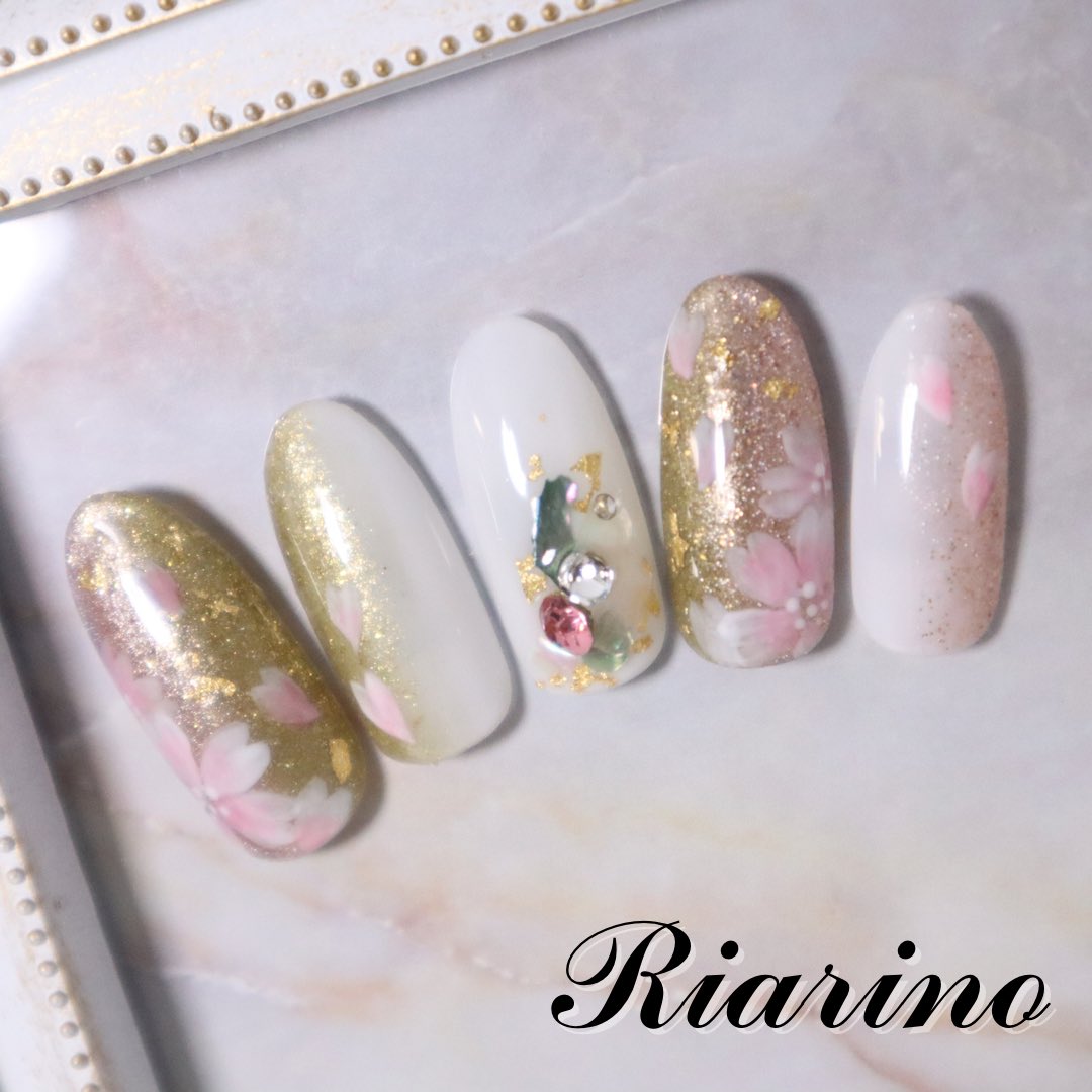 Riarino オーダーネイルチップ販売 オーダーネイルチップ販売中です ˊᵕˋ 白 ゴールド ピンクを使った縦グラデーションのベースと手描きの桜が華やかなデザイン アクセントに天然石とシェルをビジュー風にのせています T Co 0xfzq7q131