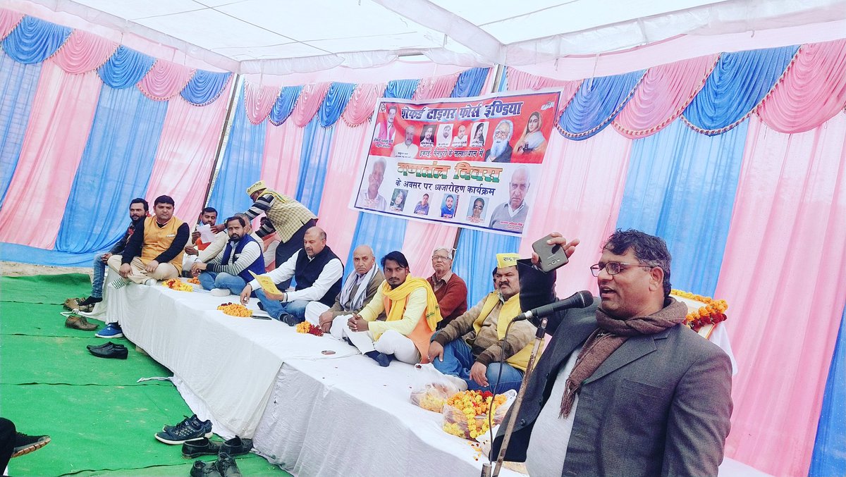 ShepherdDhamu's tweet photo. *स्वतंत्र भारत में गणतंत्र दिवस मनाने पर मैनपुरी पुलिस प्रशासन ने किया गिरफ्तार*
  
*मैनपुरी पुलिस प्रशासन ने एक घंटे थाने में रखने के बाद किया रिहा।*
  
*सरकार की तानाशाही क्या  आजाद भारत में हम स्वतंत्र रुप से गणतंत्र दिवस नहीं मना सकते*
@BaburamPal9 @MPvikasmahatme @Shepherd https://t.co/LgCBygZfPW