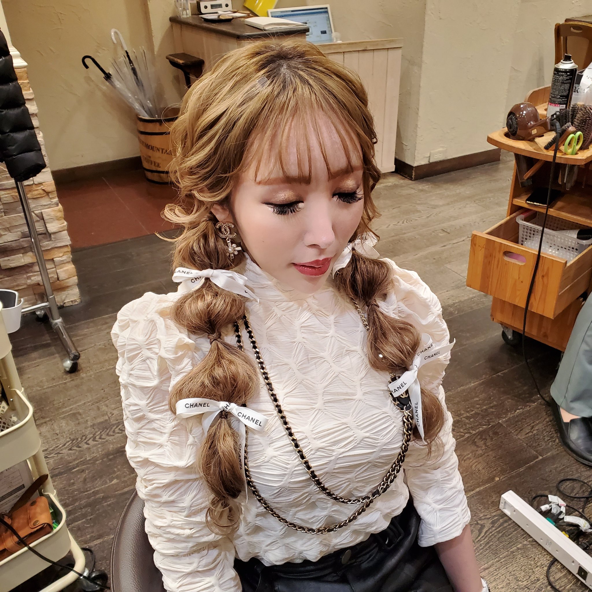 心斎橋 ミナミ セットサロンエース 湿気が気になる人は玉ねぎツインで 可愛いをキープです ᴗ T Co Rw5j1jlpbv ヘアアレンジ ヘアセット 玉ねぎヘアー ツインテール 雨上がり セットサロン エース ヘアメ 量産型女子