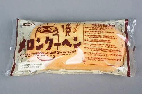 @38sirionpapa 気軽に1つで1260kcalも摂取できるフジパンのメロンクーヘン先生もご紹介させてください( ˙ω˙ )
効率よく太れます。 