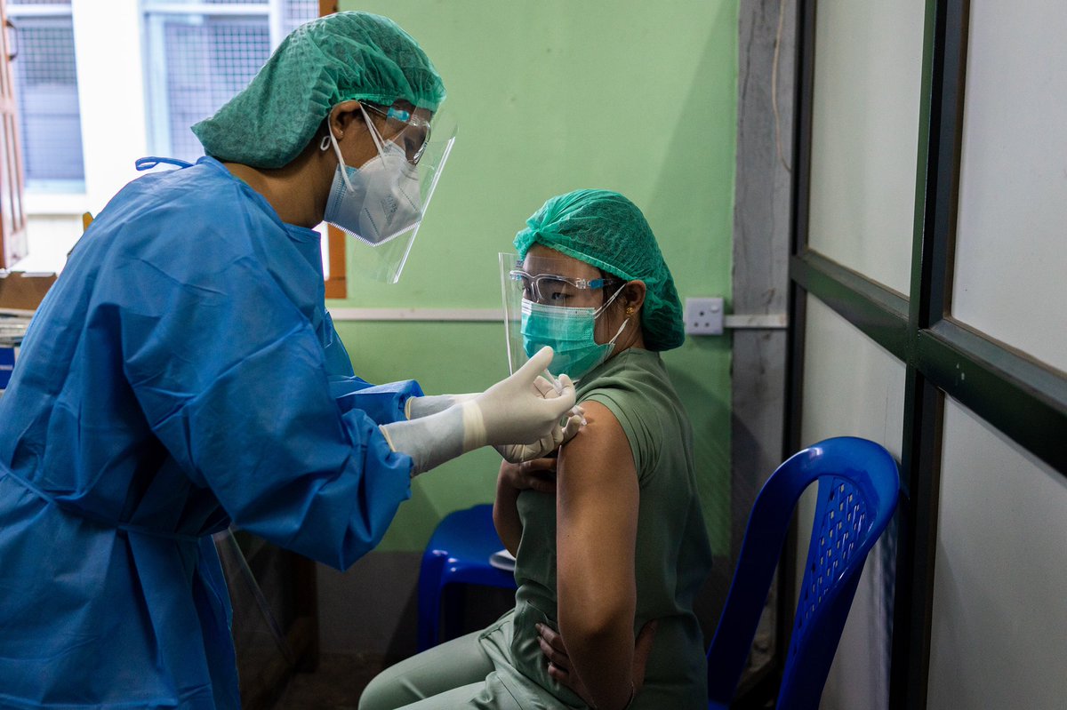 hkun_lat's tweet image. The first COVID-19 vaccinations given to the health workers at Yangon General Hospital this morning.