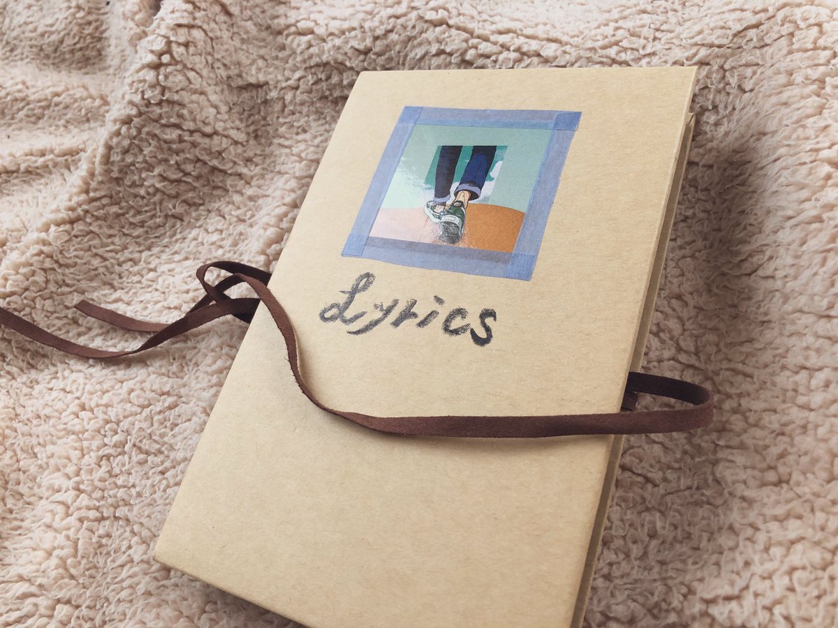 fujiwara_1204's tweet photo. lyrics book 届いたよ🕊 𓈒 𓂂𓏸
曲を聴いてるのとはまた違う、
FRIOCAPとして生まれてきて
くれた言葉の数々が、
読んでてすごく沁みる𓂃◌𓈒𓐍
大切にします🌱
何より手作り感が嬉しい💙
#FRIOCAP
#lyricsbook https://t.co/jssS1uTNdD