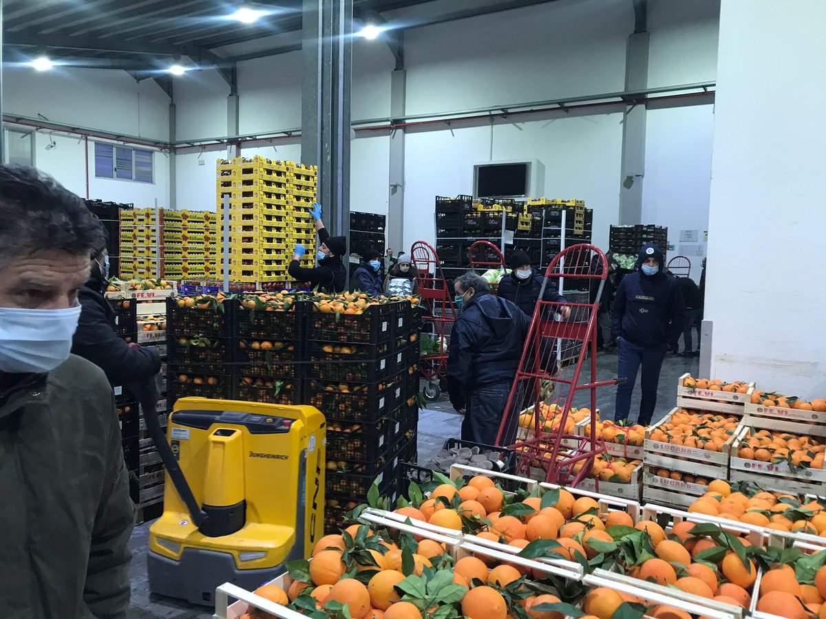 TgRaiBasilicata's tweet photo. A #BuongiornoRegione in diretta con @ldilau dal centro agricolo di #Policoro dal quale ogni mattina partono tonnellate di prodotti destinati a tutta #Italia. Anche in questo settore pesa la crisi causata dal #coronavirus. #IoSeguoTgr @TgrRai https://t.co/IbfoyhVY4B