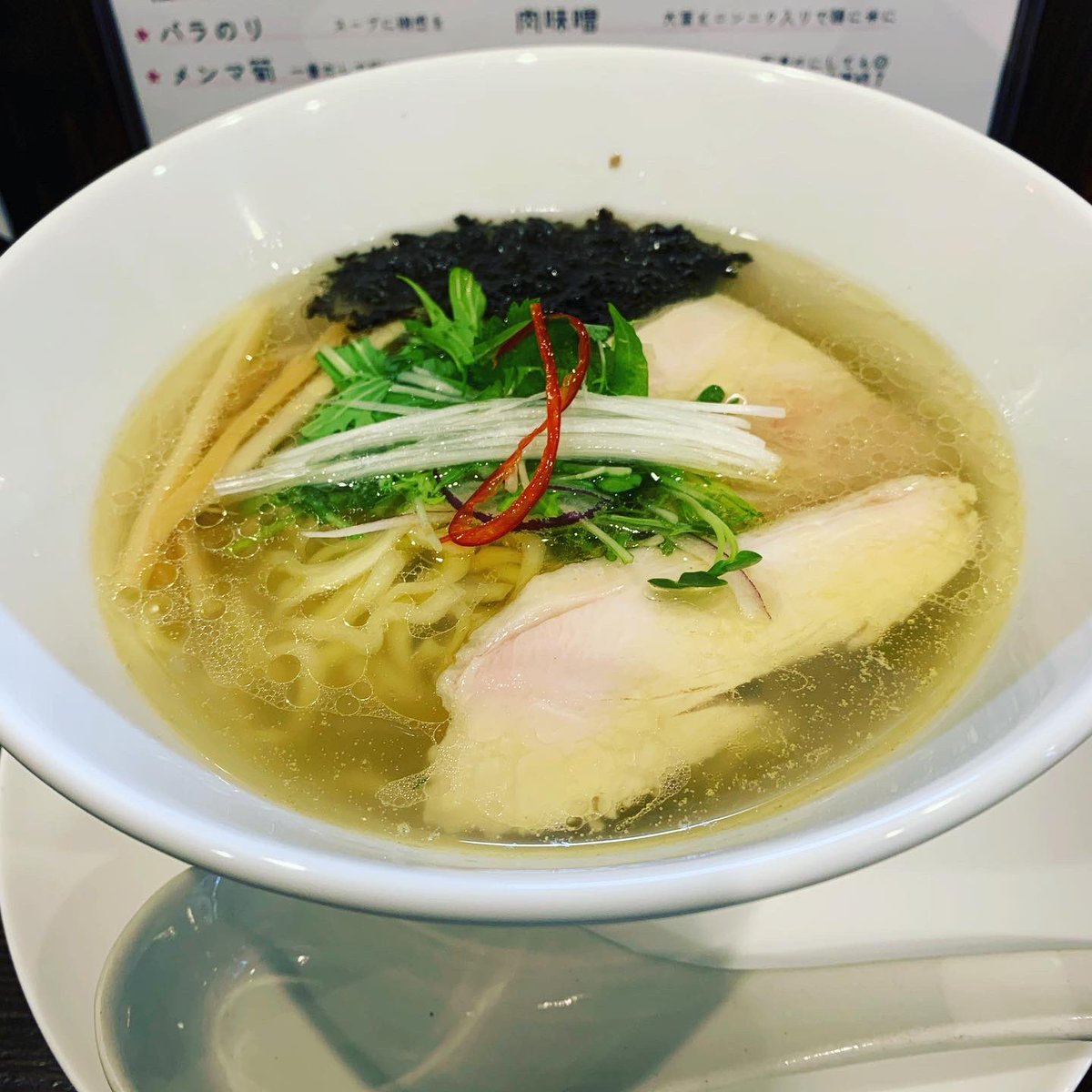 ラーメン大好き小泉さん On Twitter 本日は 新規開拓 45号線沿い 尾島町のファミマの後ろあたりに出来たラーメン屋さん 税込700円とコスパはいい 味が薄ければセルフで塩ダレを入れて調整可能 脂っぽい所は全くなくほんのりオリーブとバジルっぽい香りがします