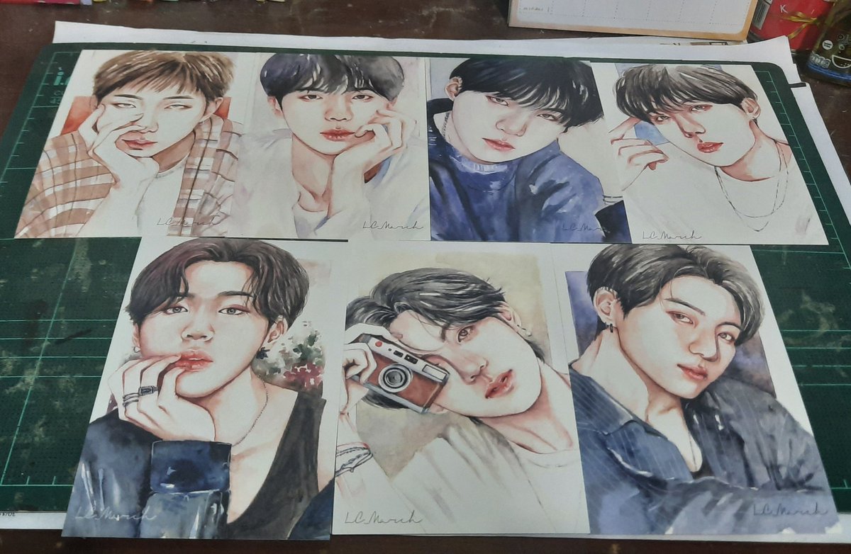 RRaduge_'s tweet photo. ได้รับของแล้วนะคะ~ รูปสวยละมุนมากๆเลยค่ะ (แอบเสียใจที่ไม่ทันอีกset🥺) ชอบเนื้อกระดาษมากๆเลยค่ะ จับแล้วกระดาษหนามากเลย~ และก็กลิ่นหอมมากๆด้วยค่ะ ไม่รู้เราคิดไปเองหรือเปล่า แต่คือกลิ่นหอมเหมือนดอกไม้เลยค่ะ~ ประทับใจทุกอย่างเลย~ เราชอบรูปของคุณมากๆเลยค่ะ สวยทุกรูปเลย~✌@LCMarch_Art https://t.co/9yTPMNu7bg