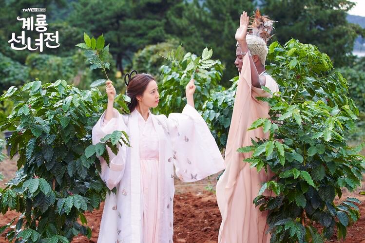 mcw_forever_'s tweet photo. Our cutest barista learn how to smell good coffee beans 😍
#MoonChaeWon #TaleofFairy #MamaFairyandtheWoodCutter #TaleofGyeryongFairy https://t.co/LME32me1IG