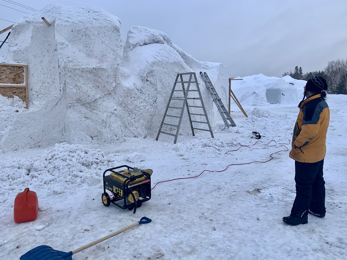 RLandry_RC's tweet photo. À Caraquet, l’Adorable homme des neiges a encore frappé. Qu’est-ce que Jean-Pascal Brideau est en train de sculpter cette fois-ci ?! À suivre... https://t.co/YvXdNYsWQM