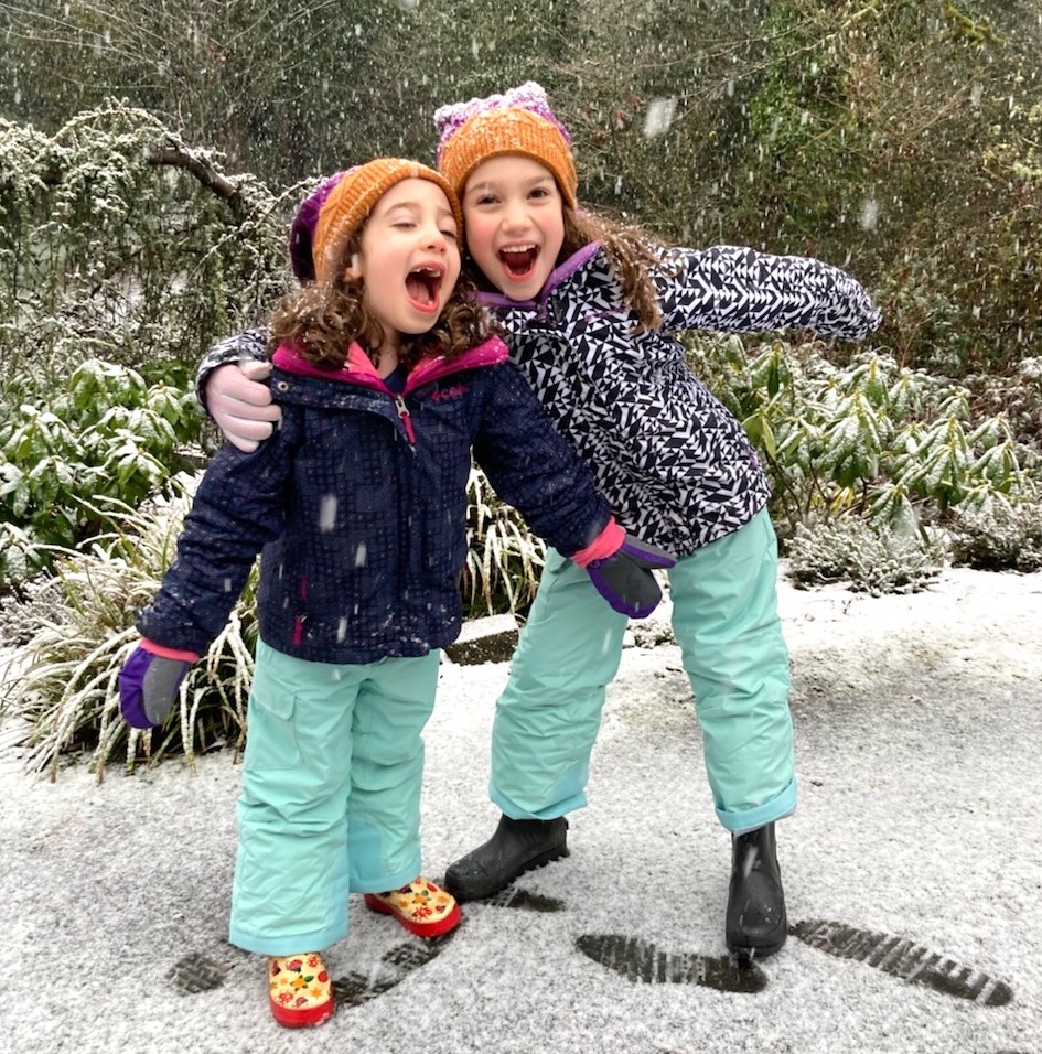 Hello, #Snow! ❄️ Museum members greet the first snowfall of 2021 with exclamations of, "It's 'pitch white' out!"

Grab your parka &amp; trek to the Museum@Home archives! Add snow to an Arctic Sensory Bin for hours of epic storytelling adventures: 
bit.ly/PortlandCM_Arc… #pdxkids