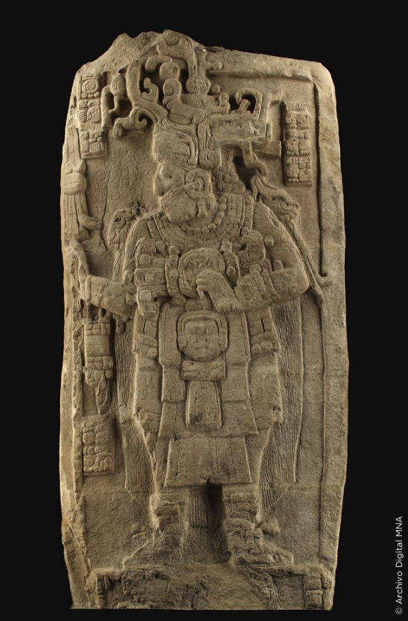 inahcampeche's tweet photo. La estela 51 de Calakmul muestra a Yuhknoom Took’ K’awiil, señor divino de la ciudad de Uxte’tuun Chiiknahb (702 y 731 d.C.). La estela incluye la firma del escultor: Sak Ikin(?) Yuhk “Cabeza” y el título k’uhul Chatahn winik asociado a un grupo de escribas, pintores y sacerdotes https://t.co/OKQQSutnuj