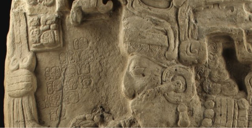 inahcampeche's tweet photo. La estela 51 de Calakmul muestra a Yuhknoom Took’ K’awiil, señor divino de la ciudad de Uxte’tuun Chiiknahb (702 y 731 d.C.). La estela incluye la firma del escultor: Sak Ikin(?) Yuhk “Cabeza” y el título k’uhul Chatahn winik asociado a un grupo de escribas, pintores y sacerdotes https://t.co/OKQQSutnuj