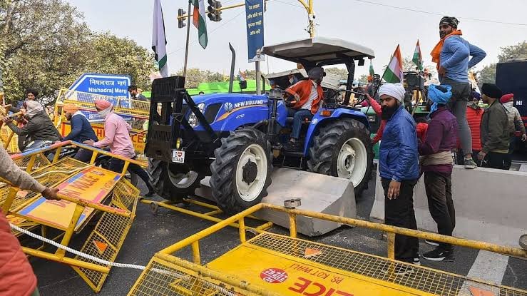 debiprasad_dev's tweet photo. देश से बढ़कर कुछ और नहीं |
#देश के साथ विद्रोह !

If #Democracy is what happened yesterday then #Monarchy is much better!
Disgrace to our #NationalFlag #Tricolour should't be forgiven.

#किसान_नहीं_गुंडे
#FarmersProtest #RepublicDay
#KhalistaniTerrorists #दिल्ली_पुलिस_लठ_बजाओ https://t.co/cGQ9OsXE2j
