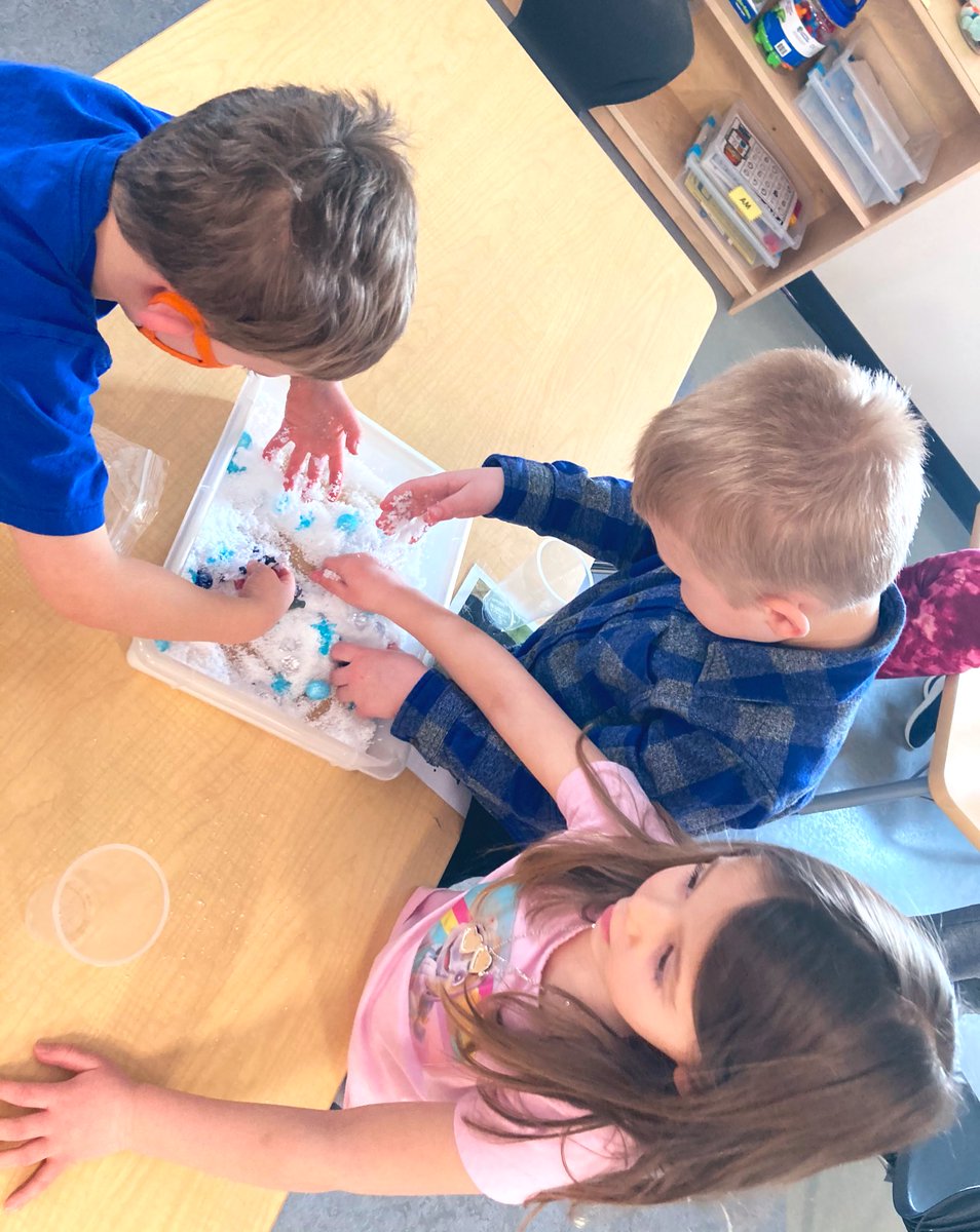 hcs_kinder's tweet photo. After discussing things you can do in the snow, the AM class got to make and play with ‘snow’ inside! What is better than instant snow... nothing! Thanks for the FUN activity @MissHoisington #hcsrvs #rvsed #playingtogether #iteachk #instantsnow https://t.co/jHkPBbjnyN