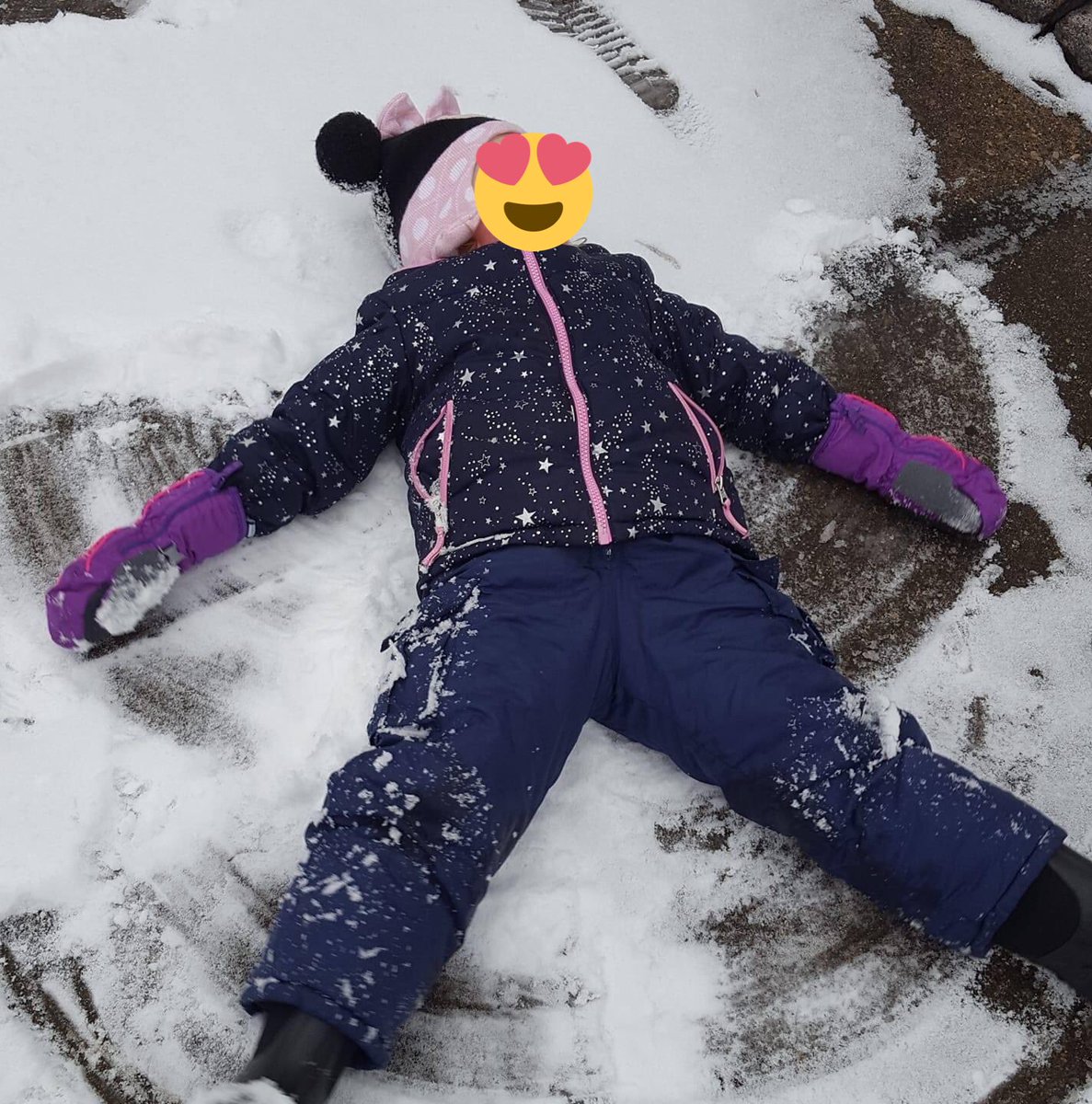 TheSusanVogelTM's tweet photo. Snow day!? Yes, please! #snowman #drivewaysnowangels #BlueberryEyes #letusfindyourperfecdriveway #perfectHOME #RealEstate #remaxfirst #thesusanvogelteam https://t.co/y7J3nYnCPc