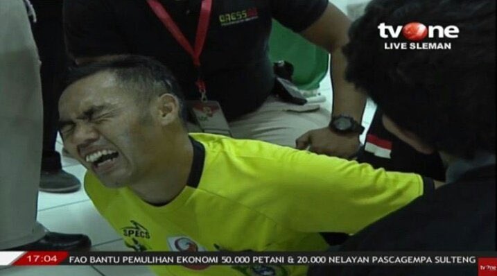 Habis ngasih penalti, terus ngasih kartu merah ke Ibra langSUng pura-pura sakit minta ganti wasit!

Menang kayak gitu kok bangga.. #KanPukimak