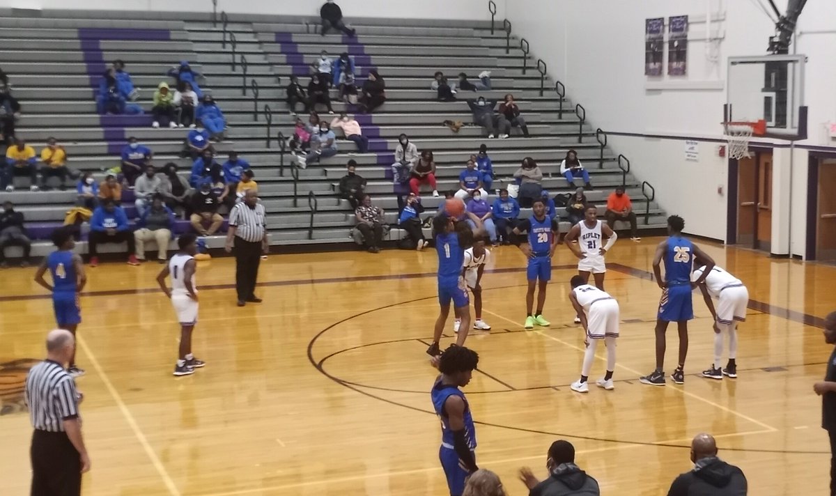 retiredFcps's tweet photo. After three now and Wildcats lead Ripley 56-43. Ripley is fighting to stay in it @johnvarlas @JSWriterMichael @fayettewarehigh @FW_Wildcats https://t.co/uZyTniOkqC