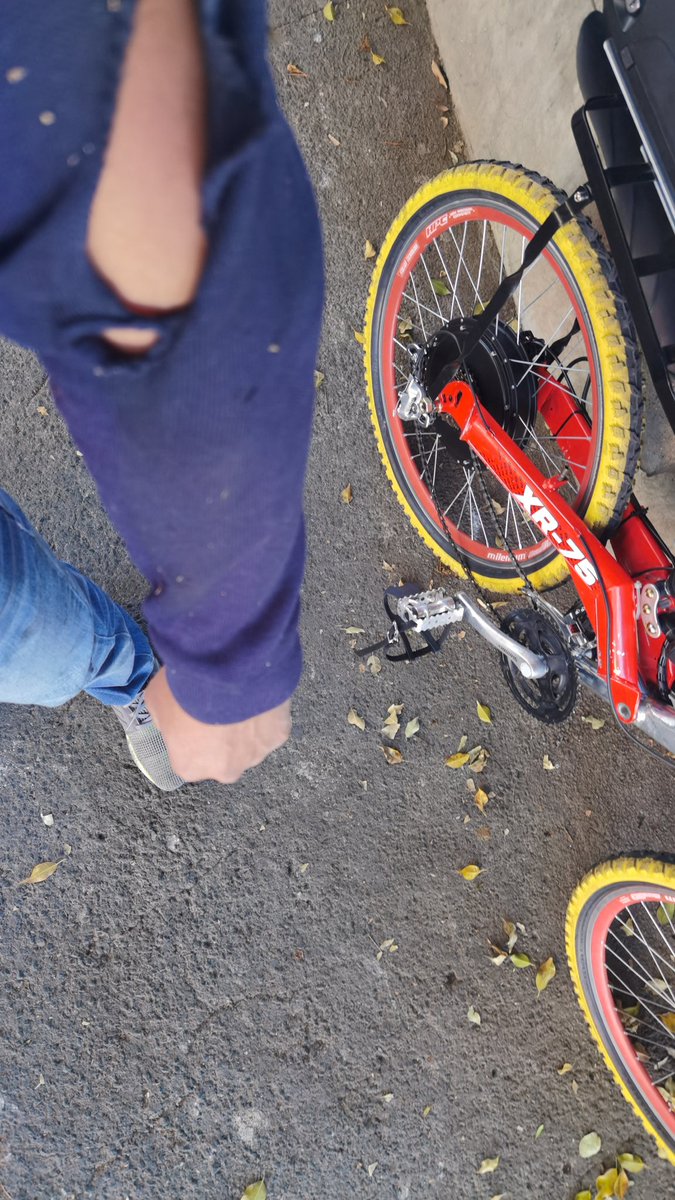 ChocolateXtrem's tweet photo. Que pdo conmigo, me embarre en el pavimento y casi me mataba en insurgentes, con mi bicla electrica por un puto bache en la ciclovía 😬😬 https://t.co/xihKdoLVmk