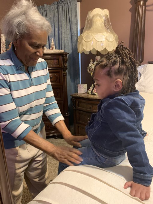 Ana meeting her lineage. 🧡🧡heyyy &ldquo;Sister&rdquo; https://t.co/UJXiKASICl<a href="/tag/newprofilepic"class="tags"><span>#newprofilepic</span></a>