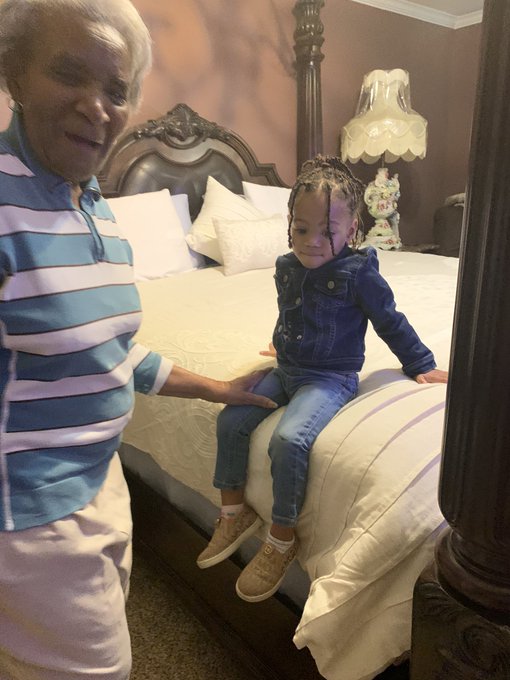 Ana meeting her lineage. 🧡🧡heyyy &ldquo;Sister&rdquo; https://t.co/UJXiKASICl<a href="/tag/mytwitteranniversary"class="tags"><span>#mytwitteranniversary</span></a>