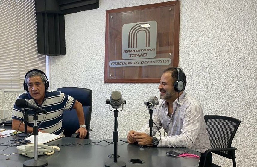 gustavofloresd's tweet photo. Hoy me di una vuelta al programa del @snoopy_ricardo por #1340am , platicamos un rato de fútbol, de mi trayectoria al servicio público y de este nuevo proyecto en @fuerzaxmexico , gracias por la invitación.
#somostapatíos #somostodxs https://t.co/OGJ9ZgkSL4