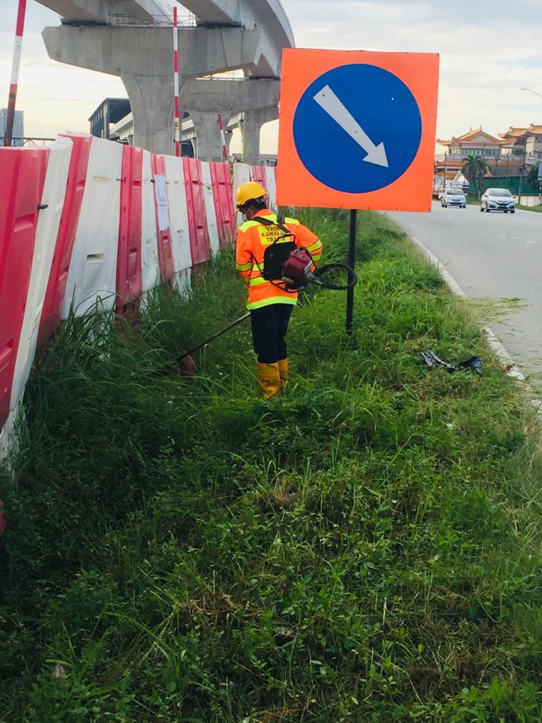 JkrPetaling's tweet image. 26.1.21 : Kerja2 memotong rumput di Jalan Serdang Raya (Jalan Besar) oleh Pasukan Projek MRT2 Pakej V206, di bwh kawasan kerja MRT2.

#TanggungjawabBersamaOlehMRT2

@MOWorks @JKRMalaysia @JKRSelangor @CSFJ_JKR @IrZulkefly @irshahabuddin @zh_zainuddin @MRTMalaysia @MMCGAMUDAMRT