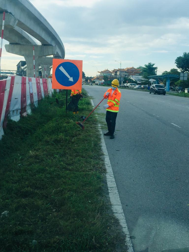 JkrPetaling's tweet image. 26.1.21 : Kerja2 memotong rumput di Jalan Serdang Raya (Jalan Besar) oleh Pasukan Projek MRT2 Pakej V206, di bwh kawasan kerja MRT2.

#TanggungjawabBersamaOlehMRT2

@MOWorks @JKRMalaysia @JKRSelangor @CSFJ_JKR @IrZulkefly @irshahabuddin @zh_zainuddin @MRTMalaysia @MMCGAMUDAMRT