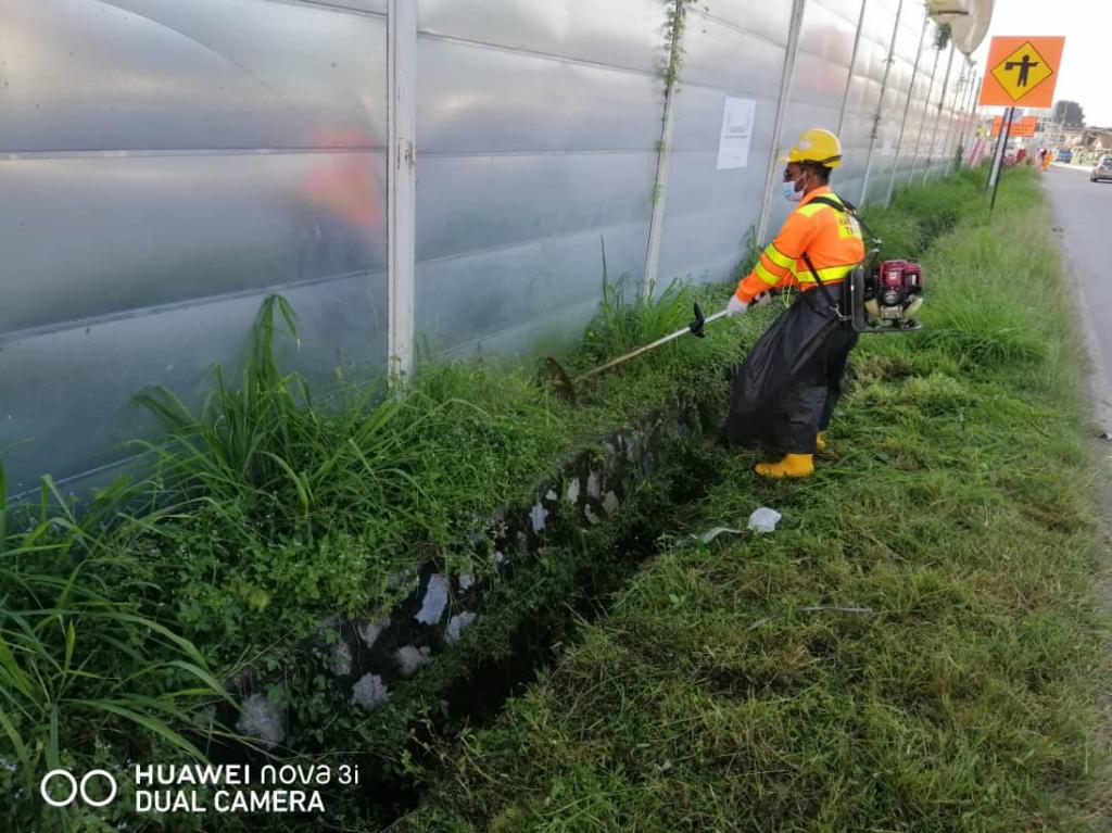 JkrPetaling's tweet image. 26.1.21 : Kerja2 memotong rumput di Jalan Serdang Raya (Jalan Besar) oleh Pasukan Projek MRT2 Pakej V206, di bwh kawasan kerja MRT2.

#TanggungjawabBersamaOlehMRT2

@MOWorks @JKRMalaysia @JKRSelangor @CSFJ_JKR @IrZulkefly @irshahabuddin @zh_zainuddin @MRTMalaysia @MMCGAMUDAMRT