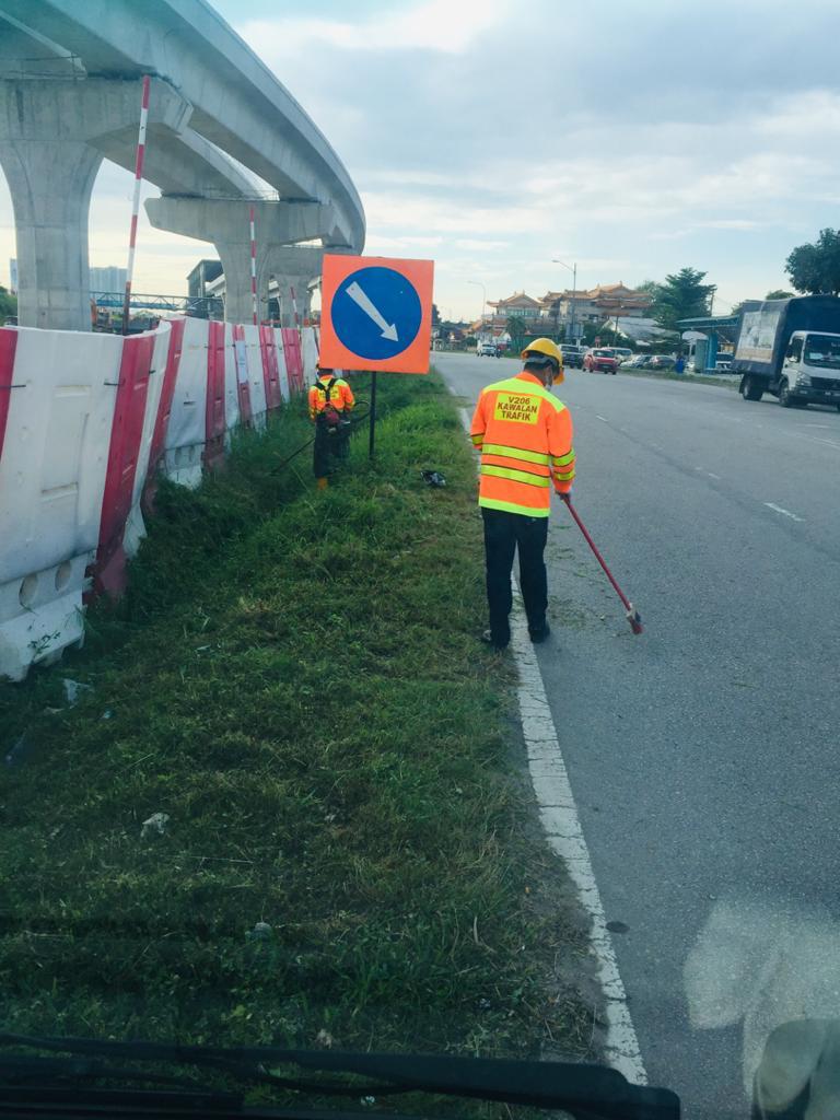JkrPetaling's tweet image. 26.1.21 : Kerja2 memotong rumput di Jalan Serdang Raya (Jalan Besar) oleh Pasukan Projek MRT2 Pakej V206, di bwh kawasan kerja MRT2.

#TanggungjawabBersamaOlehMRT2

@MOWorks @JKRMalaysia @JKRSelangor @CSFJ_JKR @IrZulkefly @irshahabuddin @zh_zainuddin @MRTMalaysia @MMCGAMUDAMRT