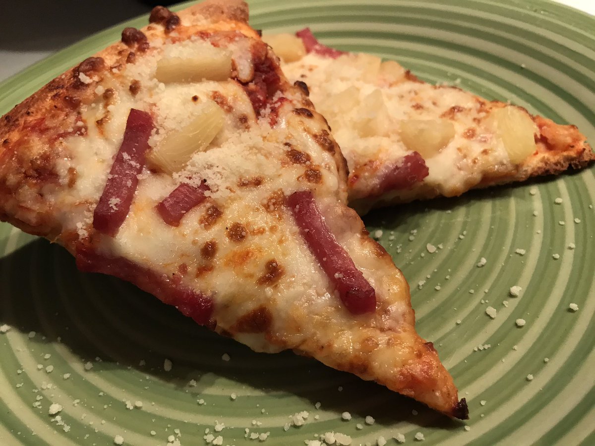 PattiDTP's tweet photo. Tired and not going to be in the kitchen. 🍕🤔 #PizzaPortal 
 @littlecaesars 🏡😋 #Hawaiian https://t.co/ibQNcFcui2