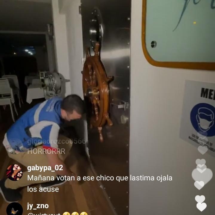 elcuaracom's tweet photo. Secuencia exacta de movimientos cuando el funcionario aka #HeroeNacional le clava su boleta a esa gente del Restaurante #LaFragata que cree que son los más vivos, haciendo cenas de 4 mesas para 12 personas y tras eso agrediendo al señor. https://t.co/zBQe4EalFA