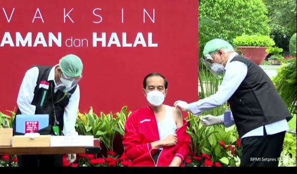 KompasTV's tweet photo. Jokowi Disuntik Vaksin Dosis Kedua, Dokternya Cerita: Vaksinasi Kedua Lebih Tenang https://t.co/u0J3rbryGJ https://t.co/sKYAQ7mqWs