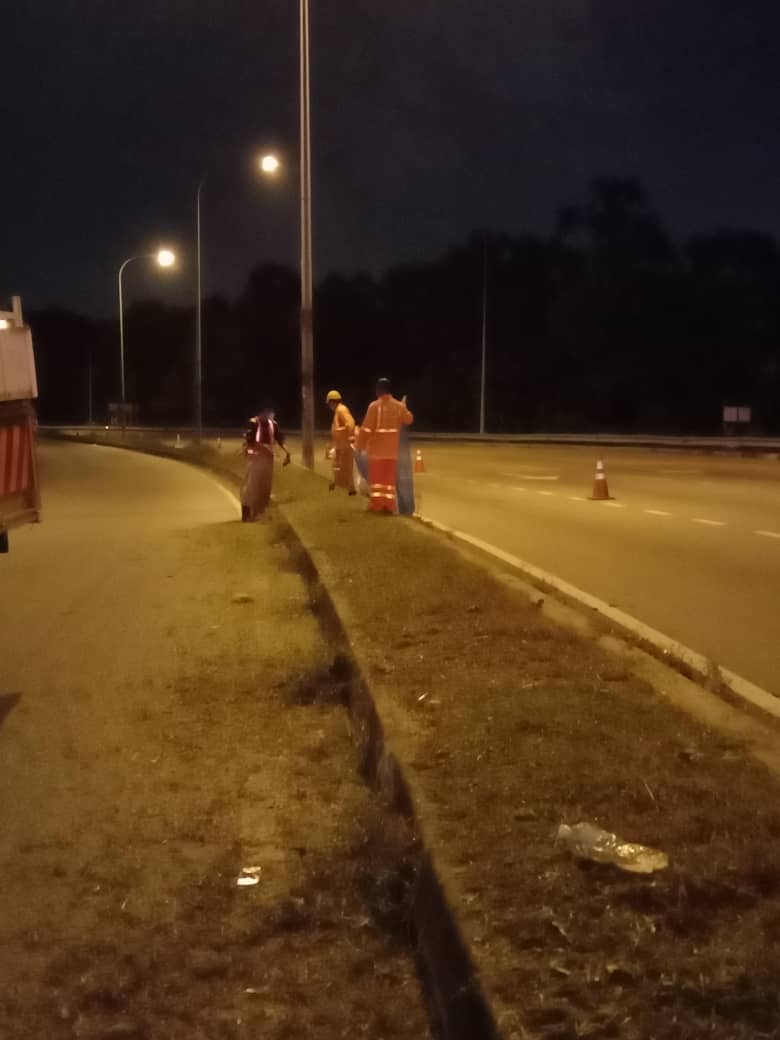 JkrPetaling's tweet image. 26.1.21 : Kerja2 memotong rumput &amp;amp; membersih sampah di median jalan oleh Pasukan Projek MRT2 Pakej V208 di Jalan Putra Permai FT3215, di bwh kwsn kerja MRT2

#TanggungjawabBersamaOlehMRT2

@MOWorks @JKRMalaysia @JKRSelangor  @IrZulkefly @irshahabuddin @zh_zainuddin @MRTMalaysia