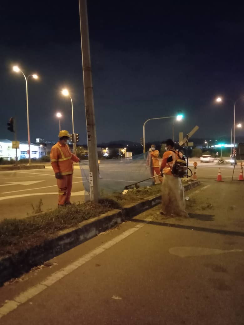 JkrPetaling's tweet image. 26.1.21 : Kerja2 memotong rumput &amp;amp; membersih sampah di median jalan oleh Pasukan Projek MRT2 Pakej V208 di Jalan Putra Permai FT3215, di bwh kwsn kerja MRT2

#TanggungjawabBersamaOlehMRT2

@MOWorks @JKRMalaysia @JKRSelangor  @IrZulkefly @irshahabuddin @zh_zainuddin @MRTMalaysia