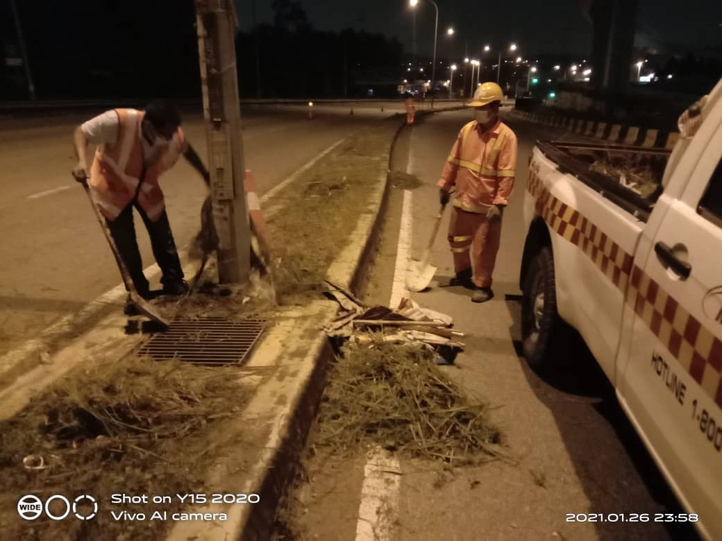 JkrPetaling's tweet image. 26.1.21 : Kerja2 memotong rumput &amp;amp; membersih sampah di median jalan oleh Pasukan Projek MRT2 Pakej V208 di Jalan Putra Permai FT3215, di bwh kwsn kerja MRT2

#TanggungjawabBersamaOlehMRT2

@MOWorks @JKRMalaysia @JKRSelangor  @IrZulkefly @irshahabuddin @zh_zainuddin @MRTMalaysia