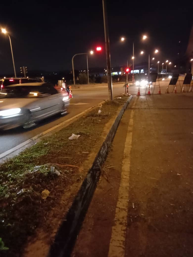 JkrPetaling's tweet image. 26.1.21 : Kerja2 memotong rumput &amp;amp; membersih sampah di median jalan oleh Pasukan Projek MRT2 Pakej V208 di Jalan Putra Permai FT3215, di bwh kwsn kerja MRT2

#TanggungjawabBersamaOlehMRT2

@MOWorks @JKRMalaysia @JKRSelangor  @IrZulkefly @irshahabuddin @zh_zainuddin @MRTMalaysia