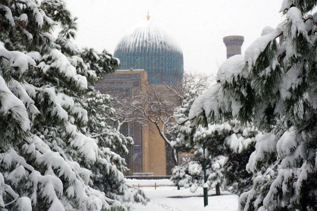 ディスカバリーセントラルアジア サマルカンドの冬景色 雪のグリアミール廟 ウズベキスタン 中央アジア サマルカンド 一人旅 バックパッカー 冬景色 シルクロード