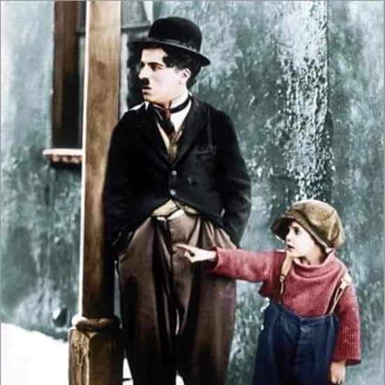RamiolyP's tweet photo. CHARLES CHAPLIN DEJO DECLARACIONES:

1.Nada es eterno en estemundo,nisiquiera nuestros problemas.
https://t.co/ysdokfTtar gusta caminar bajo la lluvia, para que nadie pueda ver mis lágrimas.
3.El día más desperdiciado de la vida es el día en que No reímos. https://t.co/Ipn6gcxOmL